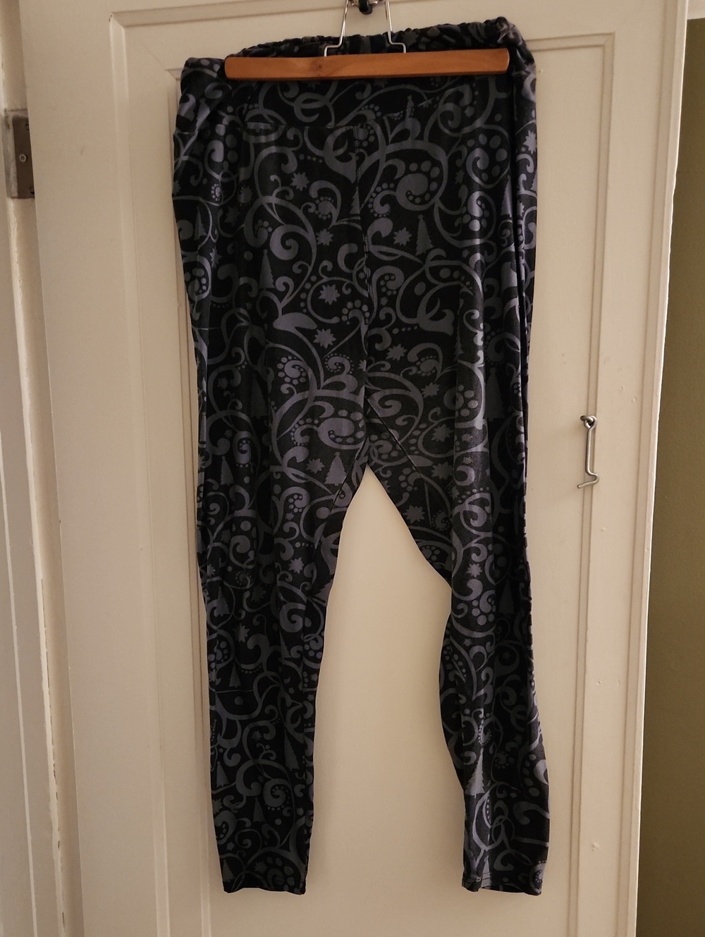 Black Christmas Print Leggings with Subtle Gray Swirl